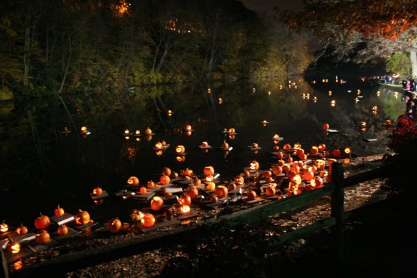 Central Park Pumpkin Flotilla, p/c http://roundtripnuevayork.com/halloween-en-nueva-york/